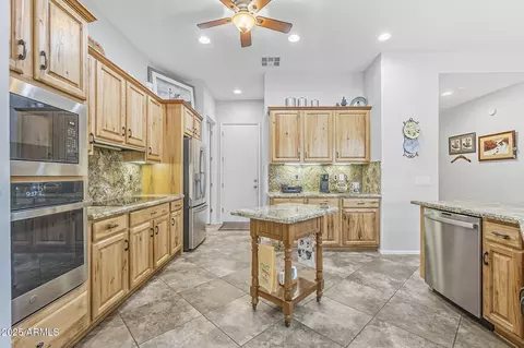Kitchen - 4644 E Sourwood Dr, Gilbert, AZ 85298 photo 3 of 7