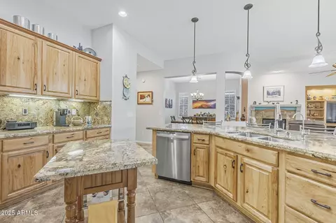 Kitchen - 4644 E Sourwood Dr, Gilbert, AZ 85298 photo 4 of 7
