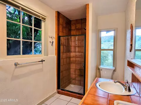 Bath - 828 Sims Rd, Bisbee, AZ 85603 photo 2 of 3