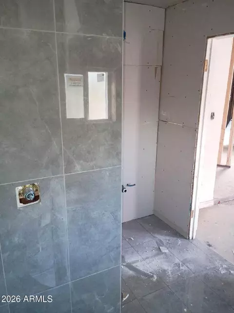 Bath - 1325 E Wier Ave, Phoenix, AZ 85040 photo 2 of 4