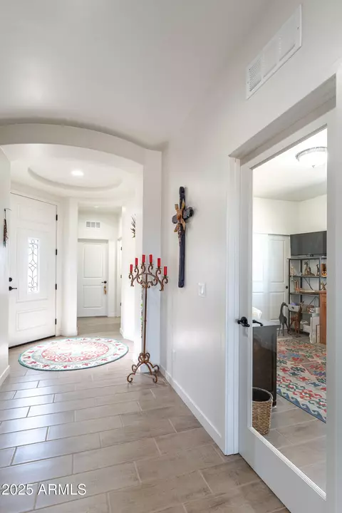 Entry Way - 6717 E Vaquero Cir, Hereford, AZ 85615 photo 4 of 6