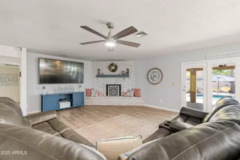 Living - 2217 E North Ln, Phoenix, AZ 85028 photo 2 of 4