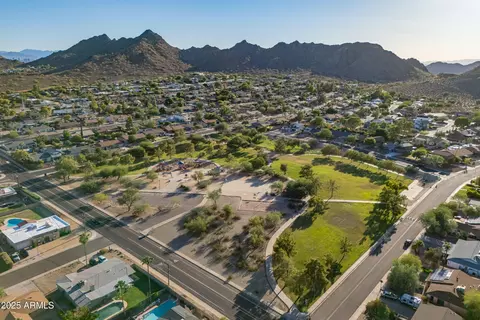 View/Area - 2217 E North Ln, Phoenix, AZ 85028 photo 12 of 14