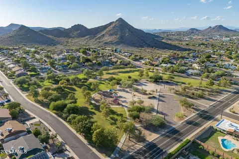 View/Area - 2217 E North Ln, Phoenix, AZ 85028 photo 11 of 14
