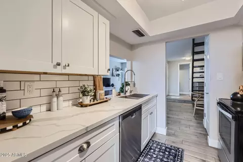 Kitchen - 4525 E Rhonda Dr, Phoenix, AZ 85018 photo 2 of 2