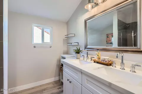 Bath - 4525 E Rhonda Dr, Phoenix, AZ 85018 photo 2 of 3