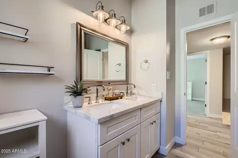 Bath - 4525 E Rhonda Dr, Phoenix, AZ 85018 photo 3 of 3