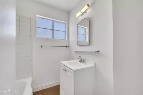 Bath - 2449 E Fairmount Ave, Phoenix, AZ 85016 photo 2 of 5