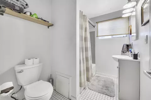 Bath - 2449 E Fairmount Ave, Phoenix, AZ 85016 photo 4 of 5