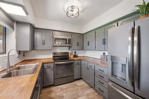 Kitchen - 949 W Hackamore St, Mesa, AZ 85201 photo 2 of 3