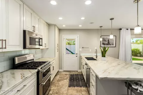 Kitchen - 1659 E Palmcroft Dr, Tempe, AZ 85282 photo 2 of 3