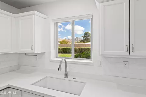 Kitchen - 6819 N 10th Pl, Phoenix, AZ 85014 photo 3 of 3