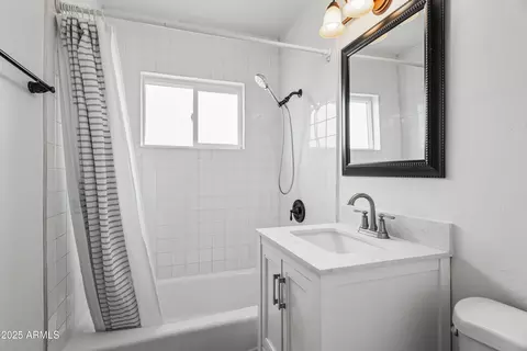 Bath - 6819 N 10th Pl, Phoenix, AZ 85014 photo 2 of 2