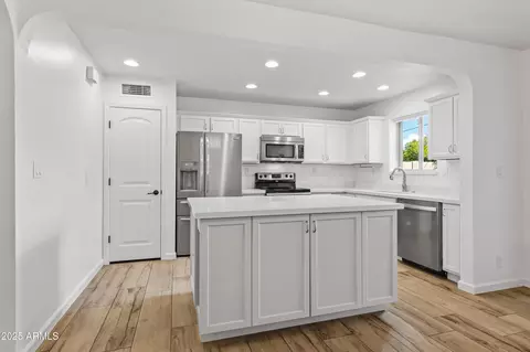 Kitchen - 6819 N 10th Pl, Phoenix, AZ 85014 photo 1 of 3