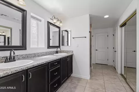 Bath - 6819 N 10th Pl, Phoenix, AZ 85014 photo 1 of 2