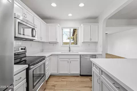 Kitchen - 6819 N 10th Pl, Phoenix, AZ 85014 photo 2 of 3