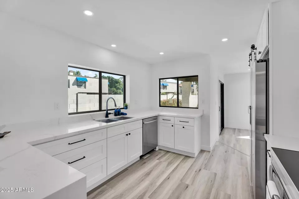 Kitchen - 4727 Euclid Ave, Phoenix, AZ 85044 photo 4 of 5