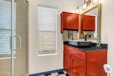 Bath - 1101 E North Ln #3, Phoenix, AZ 85020 photo 1 of 3