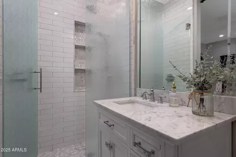 Bath - 807 E State Ave, Phoenix, AZ 85020 photo 2 of 14