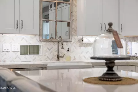 Kitchen - 807 E State Ave, Phoenix, AZ 85020 photo 6 of 10