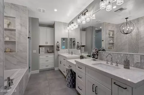 Bath - 807 E State Ave, Phoenix, AZ 85020 photo 8 of 14