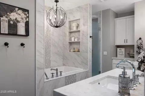 Bath - 807 E State Ave, Phoenix, AZ 85020 photo 13 of 14