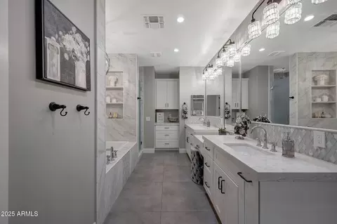 Bath - 807 E State Ave, Phoenix, AZ 85020 photo 7 of 14