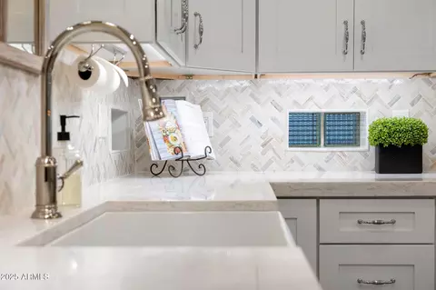 Kitchen - 807 E State Ave, Phoenix, AZ 85020 photo 10 of 10