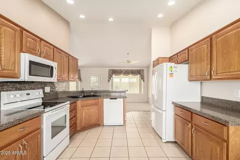 Kitchen - 11541 E Lindner Ave, Mesa, AZ 85209 photo 4 of 5
