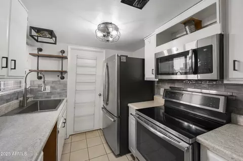 Kitchen - 1172 E Cochise Dr, Phoenix, AZ 85020 photo 1 of 1