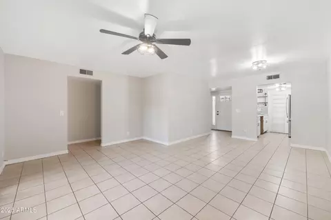 Living - 1172 E Cochise Dr, Phoenix, AZ 85020 photo 1 of 2