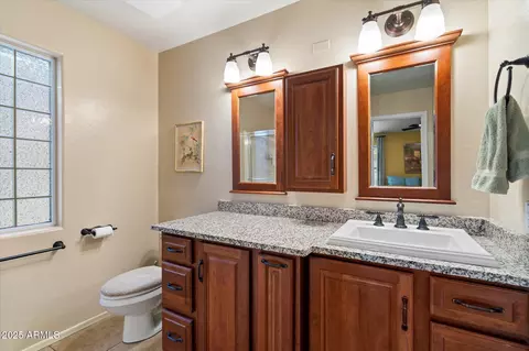 Bath - 915 E Harwell Rd, Phoenix, AZ 85042 photo 1 of 3