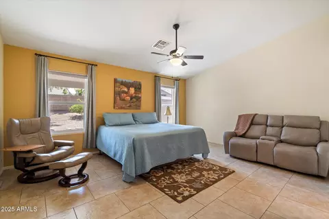Bedroom - 915 E Harwell Rd, Phoenix, AZ 85042 photo 1 of 2