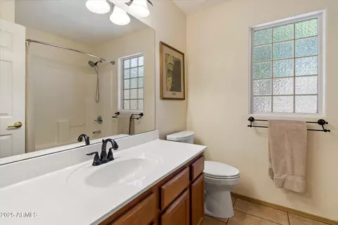 Bath - 915 E Harwell Rd, Phoenix, AZ 85042 photo 3 of 3