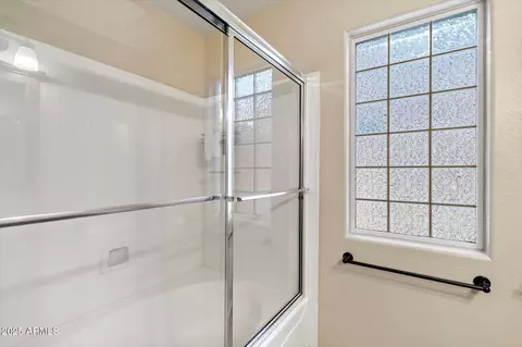 Bath - 915 E Harwell Rd, Phoenix, AZ 85042 photo 2 of 3