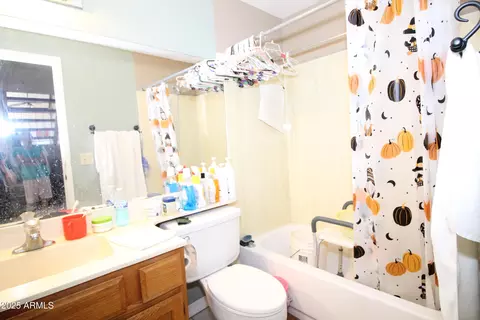 Bath - 932 E Manor Dr, Chandler, AZ 85225 photo 1 of 4