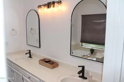 Bath - 4321 E Rosemonte Dr, Phoenix, AZ 85050 photo 5 of 7