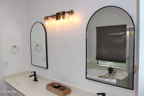 Bath - 4321 E Rosemonte Dr, Phoenix, AZ 85050 photo 4 of 7