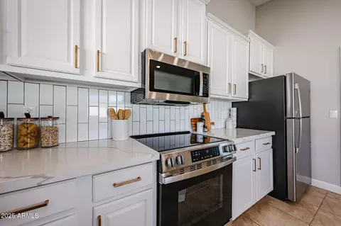 Kitchen - 10334 E Diamond Ave, Mesa, AZ 85208 photo 4 of 5