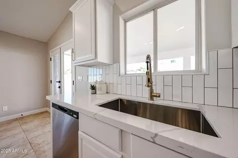 Kitchen - 10334 E Diamond Ave, Mesa, AZ 85208 photo 3 of 5