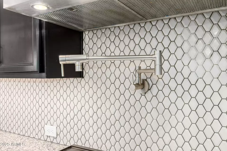 Kitchen - 15240 W Latham St, Goodyear, AZ 85338 photo 2 of 5