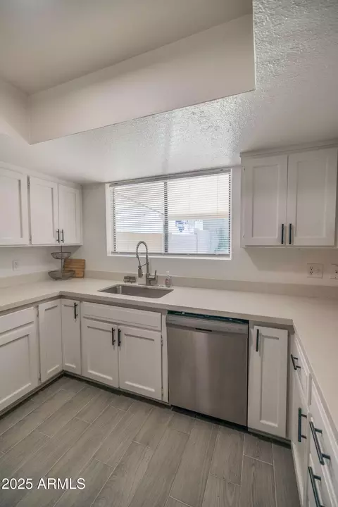 Kitchen - 2011 N 51st St, Phoenix, AZ 85008 photo 8 of 10