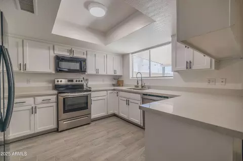Kitchen - 2011 N 51st St, Phoenix, AZ 85008 photo 3 of 10