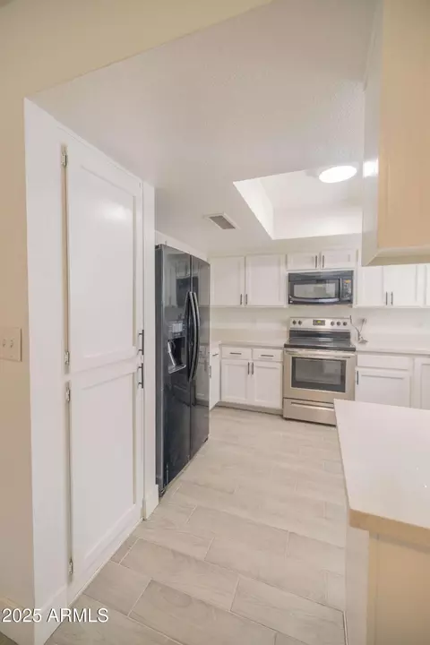 Kitchen - 2011 N 51st St, Phoenix, AZ 85008 photo 9 of 10