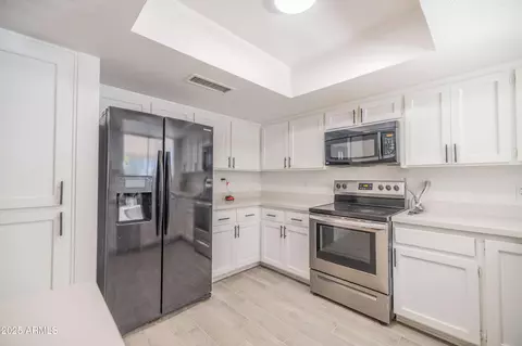 Kitchen - 2011 N 51st St, Phoenix, AZ 85008 photo 6 of 10