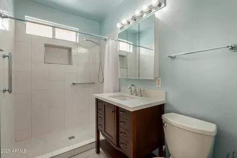 Bath - 1101 E Oregon Ave, Phoenix, AZ 85014 photo 1 of 1