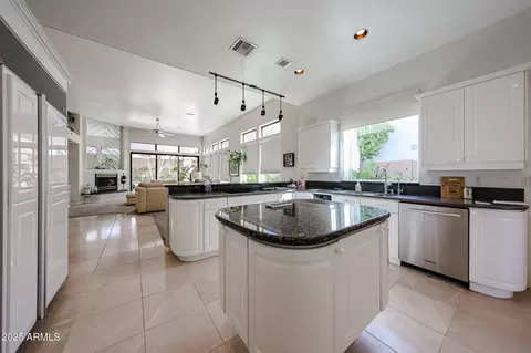 Kitchen - 2012 E Glenn Dr, Phoenix, AZ 85020 photo 1 of 6