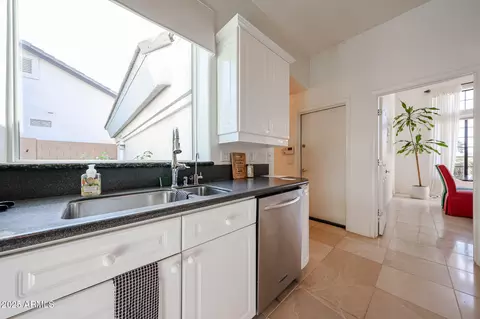 Kitchen - 2012 E Glenn Dr, Phoenix, AZ 85020 photo 3 of 6