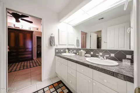 Bath - 2012 E Glenn Dr, Phoenix, AZ 85020 photo 5 of 9
