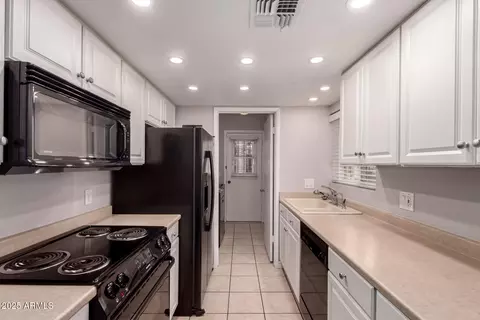 Kitchen - 1173 E Cochise Dr, Phoenix, AZ 85020 photo 1 of 2